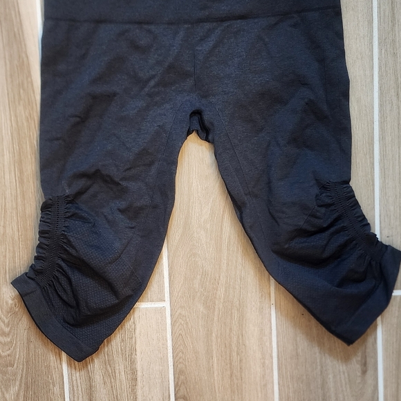 Lululemon Athletica In The Flow Crop II Leggings in Dark Grey / Black Sz 10 - Picture 3 of 5